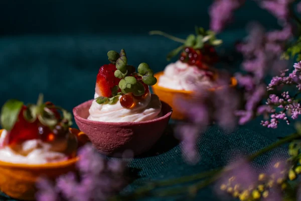 Krepšelis su kreminiu ožkos sūriu pagardintas braške ir balzamiko acto ikrais