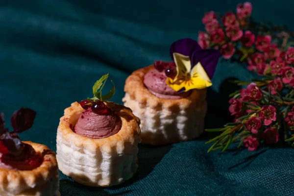 Volovanas su naminiu vištienos paštetu burokėliais ir aviečių balzamiko acto perlais