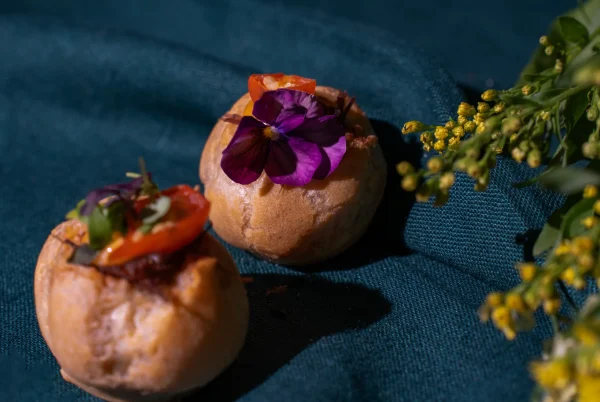 Profitrolis su plėšytu jautienos skruostu naminiu kimči majonezu bei lašeline paprika