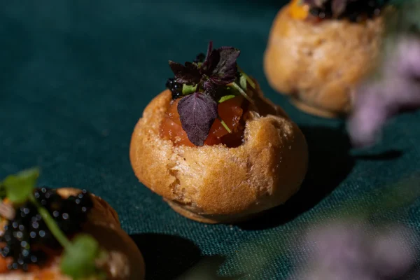 Profitroliai su lengvai sūdytos lašišos kapotiniu ir citrusine imbierine salsa bei kimči kremu