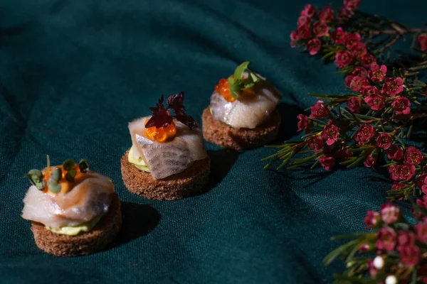 Juodos duonos vienakąsnis su žolelių sviestu matjes silkute ir kaparėliais