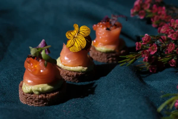 Juodos duonos vienakąsnis su žolelių sviestu ir mūsų sūdytos lašišos gravlax