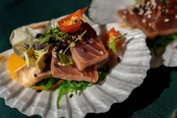 Geltonpėlekio tuno tatake pateiktas su wakame salotomis, marinuotu imbieru, naminiu kimči majonezu ir sėzamo sėklomis