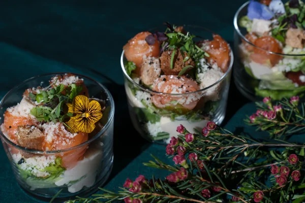 Cezario salotos su lengvai sūdyta atlantine lašiša pagardintos naminiu ančiuvių padažu, parmezano sūriu ir duonos krutonais