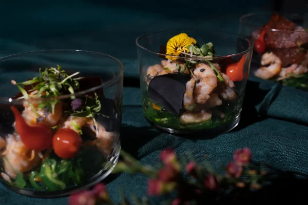 Wakame dumblių ir agurkų salotos su kokteilinėmis krevetėmis, naminiu sepijų rašalo majonezu, sezamų sėklomis ir lašeline paprika