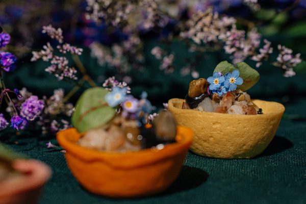 Krepšelis su matjes silkės kapotiniu, kaparėliais, sepijų majonezu ir alyvuogių žeme