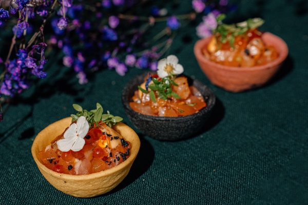 Krepšelis su lašišos kapotiniu, šalotais, pankoliais, naminiu kimči majonezu ir upėtakio ikrais