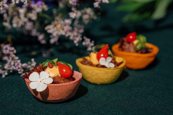 Krepšelis su plėšytu jautienos skruostu, naminiu kimči majonezu ir lašeline paprika