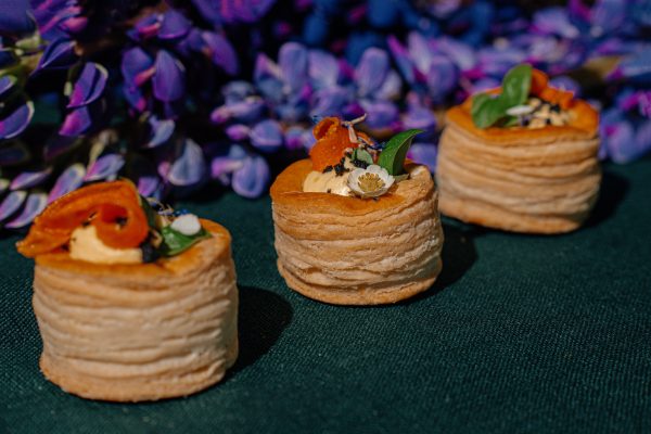 Valovanas su ožkos sūrio ir morkų kremu, botato traškučiu ir alyvuogių žeme