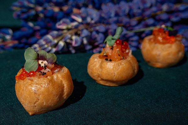 Profitroliai su plėšyta rūkyta lašiša, kaparėliais ir naminiu kimči kremu ir upėtakio ikrais ir alyvuogių žeme