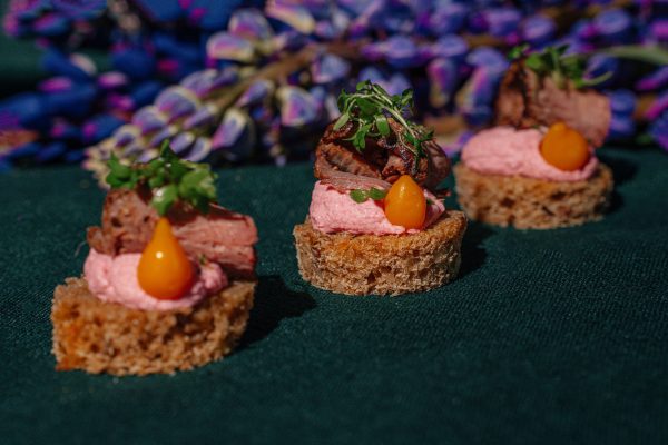 Juodos duonos vienakąsnis su burokėlių sviestu, lengvai rūkytu jautienos roastbeef ir lašeline paprikyte