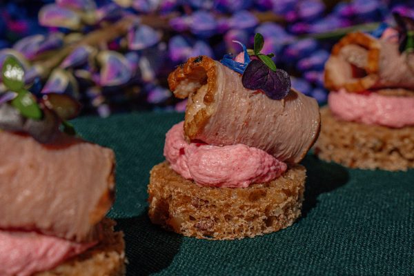 Juodos duonos vienakąsnis su burokėlių sviestu ir kepta-rūkyta antienos file ir mikrožalumynais