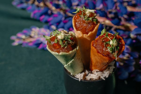 Spalvoti vafliukai kūgeliai tuno kapotiniu, naminiu chimichurri majonezu ir upėtakio ikrais