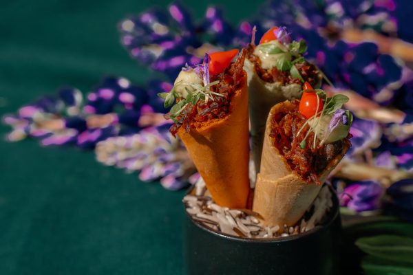 Spalvoti vafliukai kūgeliai su plėšytu jautienos skruostu ir naminiu tartaro majonezu ir lašeline paprika