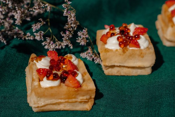 Sviestinis vaflis, ožkos sūris, šviežios braškės, balto vyno acto perlai, mikrožalumynai