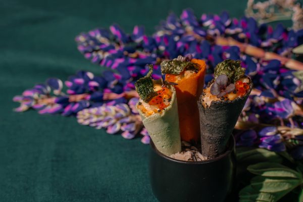 Spalvoti vafliukai kūgeliai su marinuotu ponzu padaže tigrinių krevečių kapotiniu su naminiu kimči majonezu