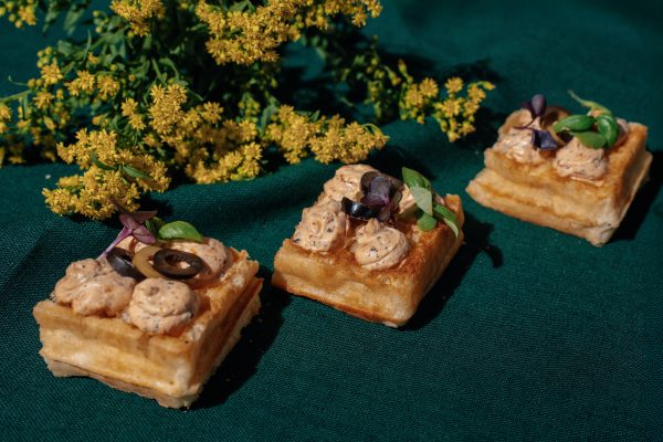 Sviestinis vaflis su kreminio sūrio, keptų grybų, saulėje džiovintų pomidorų ir alyvuogių kremu