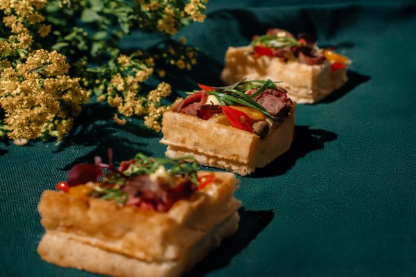 Sviestinis vaflis, lengvai rūkytas jautienos roastbeef, kaparėliai, marinuotos mini paprikytės, naminis remoulade majonezas, kalendros daigai