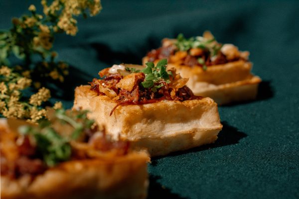 Sviestinis vaflis, plėšytas jautienos skuostas, naminis trumų majonezas, gruzdinti svogūnai, kornišonai