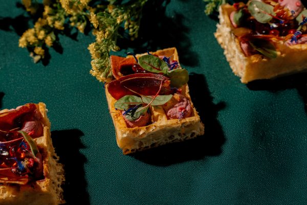 Sviestinis vaflis, naminis vištienos paštetas su burokėliais, Serrano traškutis, kreminis balzamiko padažas, aviečių acto ikriukai