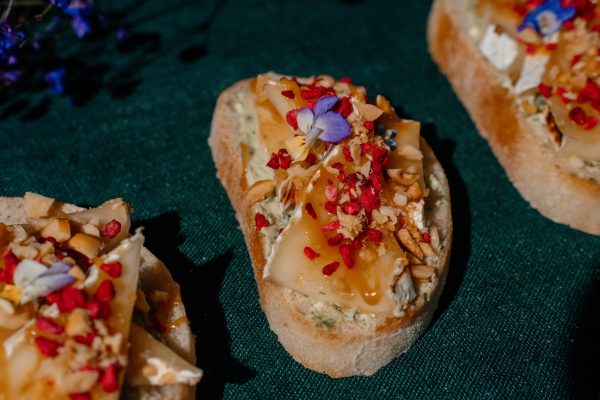 Brusketa su Brie sūrio kremu, karamele ir kepintais riešutais