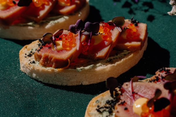 Brusketa su žolelių sviestu, marinuota geltonpelekio tuno tatake, naminiu kimči majonezu, upėtakio ikrais,alyvuogių žeme