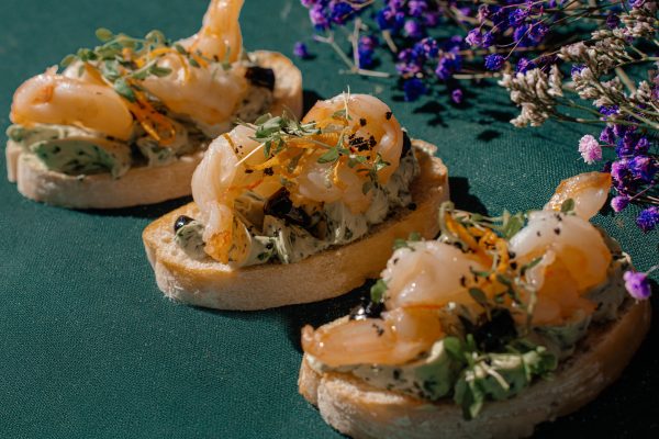 Brusketa su keptomis ponzu tigrinėmis krevetėmis, avokadų-kalendros kremu, sepijų majonezu