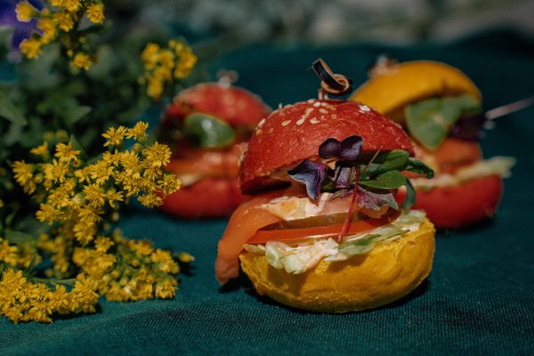 Mini spalvotas burgeriukas su sūdyta lašiša, naminiu tartaro majonezu, pomidorais, upėtakio ikrais ir šviežiomis Iceberg salotomis