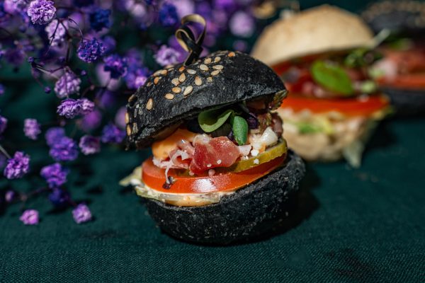 Mini spalvotas burgeriukas su Serrano kumpiu, remoulado naminiu majonezu, pomidoru, marinuotais agurkėliais ir šviežiomis Iceberg salotomis