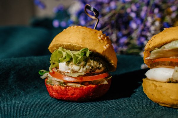 Mini spalvotas burgeriukas su mozarella sūriu, naminiu pesto padažu ir šviežiomis salotomis