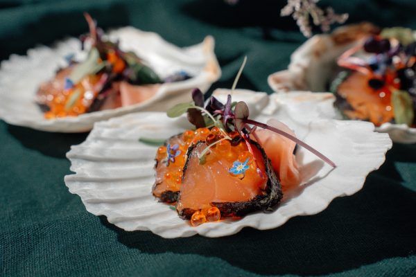 Lašiša nori lape su wakame, marinuotu imbieru ir naminiu sepijų majonezu ir upėtakio ikrais