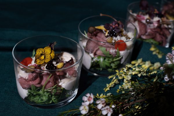 Lengvai rūkytas jautienos nugarinės roastbeef su naminiu tartaro padažu, marinuotais kaparėliais , lašeline paprika ir laiškiniais česnakais