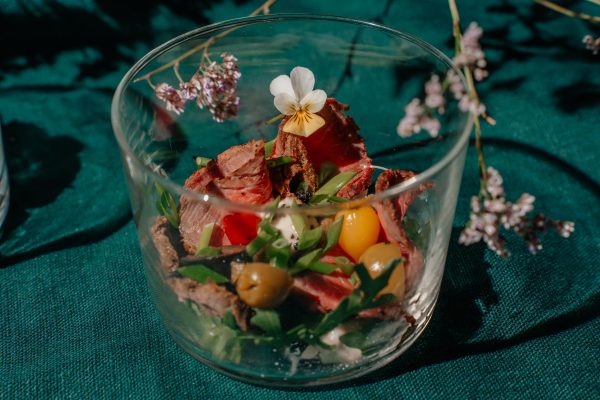 “Vitello netonato” lengvai rūkytas jautienos roastbeef, tuno-tartaro padažas, alyvuogės, laiškinis česnakas ir lašelinė paprika