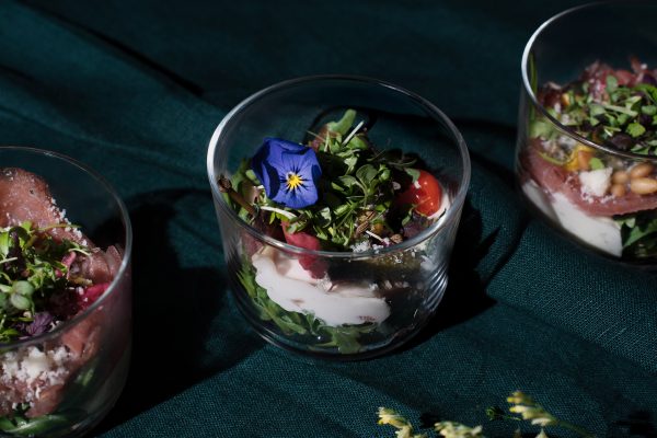 Brandintos Argentinietiškos jautienos karpačio  pagardintas trumų kremu, kalamato alyvuogėmis,svogūnais,  putpelės kiaušiniu ir parmezano sūriu