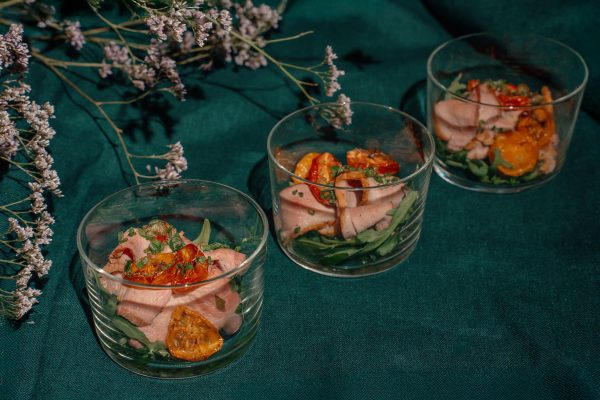 Kepta-lengvai rūkyta antienos file, mūsų vytinti pomidorai, chimichurri, gražgarstės ir laiškinis česnakas