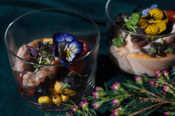 Žemoje temperatūroje paruošta ir apkepta vištienos krūtinėlė pateikta su degintais kukurūzais, vyšninias pomidoriukais, alyvuogėmis ir naminiu kimči majonezu