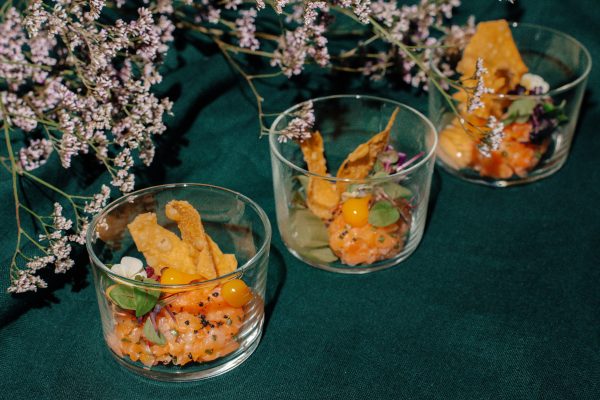 Sūdytos lašišos kapotinis su citrusine imbierine salsa, lašelinėmis paprikytėmis, kimči naminiu majonezu, agurkėliu ir Wonton traškučiu