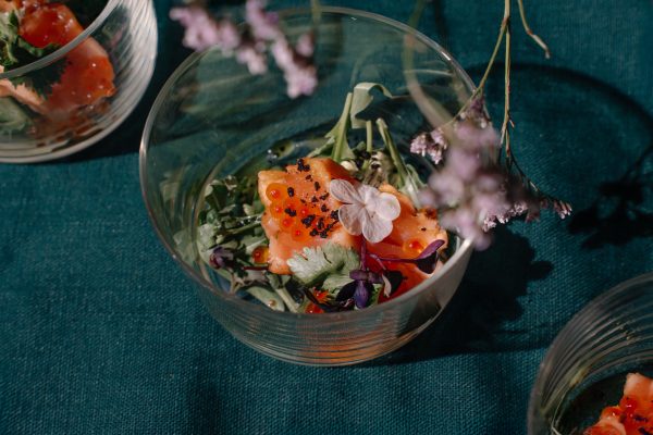 Lašišos tataki, marinuot ponzu-juzu padaže pateikto su avokadų-kalendros kremu ir upėtakio ikrais