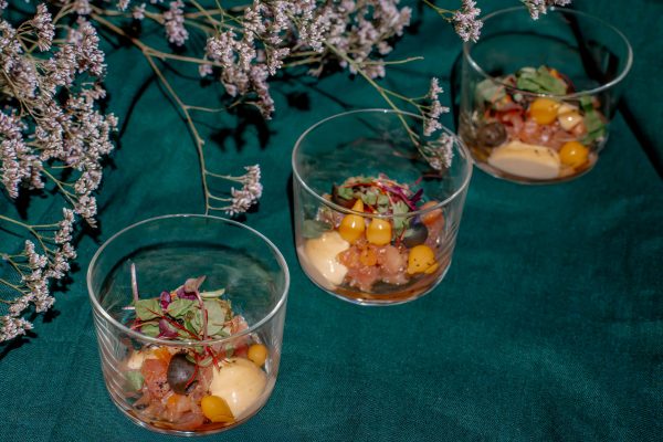 Geltonpelekio tuno tartaras su wakame salotomis, marinuotu imbieru, naminiu sepijų majonezu ir upėtakio ikrais