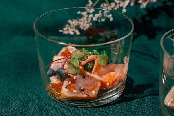 Geltonpelekio tuno tataki marinuotas ponzu padaže su sepijų majonezu, wakame dumbliais ir marinuotu imbieru bei upėtakio ikrais