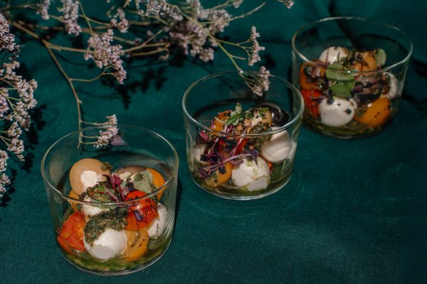 Vyšninė mocarella su naminiu pesto padažu, degintais vyšniniais pomidoriukais, calamato alyvuogėmis ir mikrožalumynais