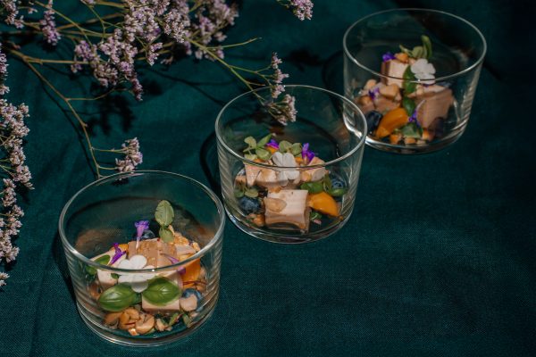 Lengvai rūkytas tofu sūris, karamelizuoti riešutai, obuolių sulčių dressingas, dumplainiai ir mikrožalumynai