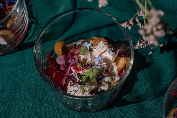 Lengvai marinuotų ir parūkytų burokėlių karpačio su marinuotais patisonais ir ožkos sūrio trupiniais