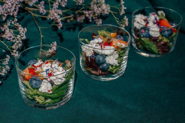 Lapinės salotos su karamelizuotais burokėliais, ožkos sūriu, sezoninėmis uogomis, dumplainiais ir aviečių acto ikriukais