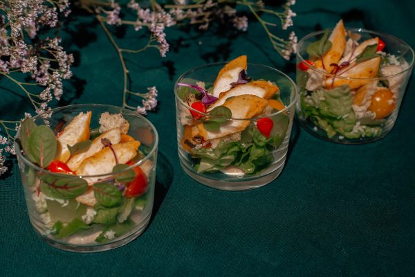 Cezario salotos su vištiena, naminiu ančiuvių padažu, romaine salotomis, parmezano sūriu, ir duonos krutonais