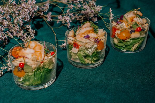 Cezario salotos su grill krevetėmis, naminiu ančiuvių padažu, romaine salotomis parmezano sūriu ir duonos krutonais