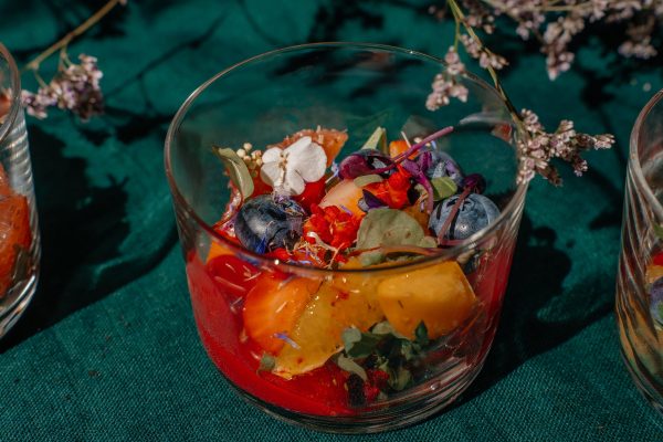 Sezoninių uogų, citrusų segmentų, gražgarsčių salotos su aviečių-acto dressingu