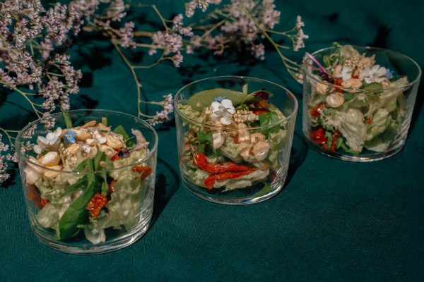 Žaliosios lapinės ir šviežių daržovių salotos su saulėje džiovintais pomidorais ir kepintais anakardžiais