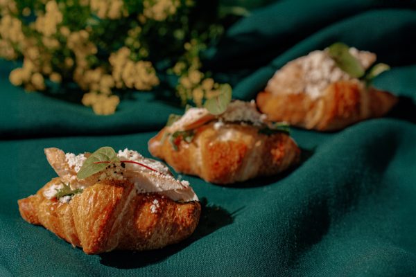 Mini sviestinis kruasanas su lėtai kepta vištiena, salotomis, naminiu cezario padažu ir tarkuotu parmigiano sūriu