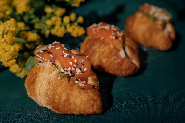 Mini sviestinis kruasanas su mūsų sūdyta lašiša, naminiu majonezu, salotomis, sūdytu agurku ir kepintomis sezamo sėklomis